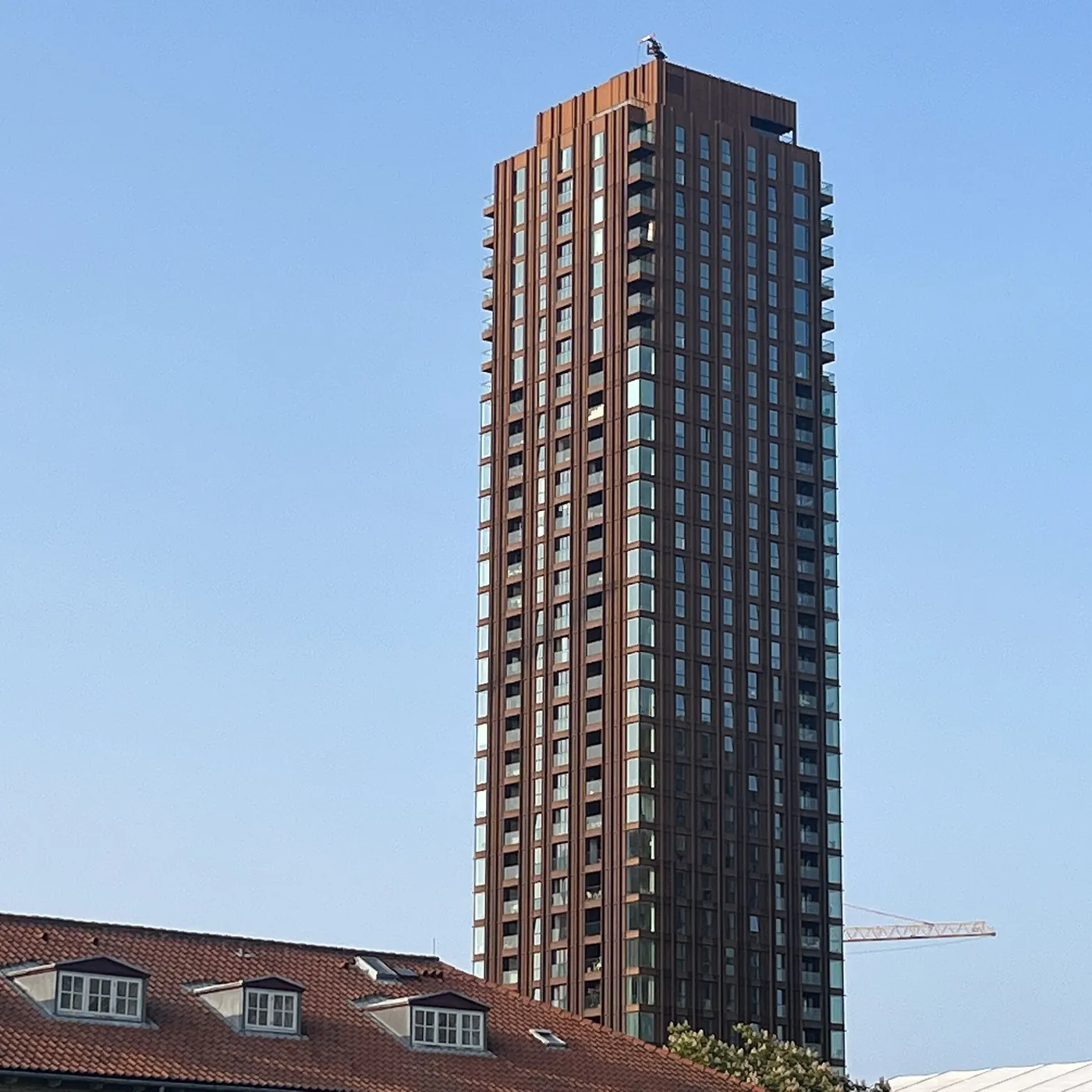 Pasteurs Tårn i Carlsberg Byen mod en blå himmel